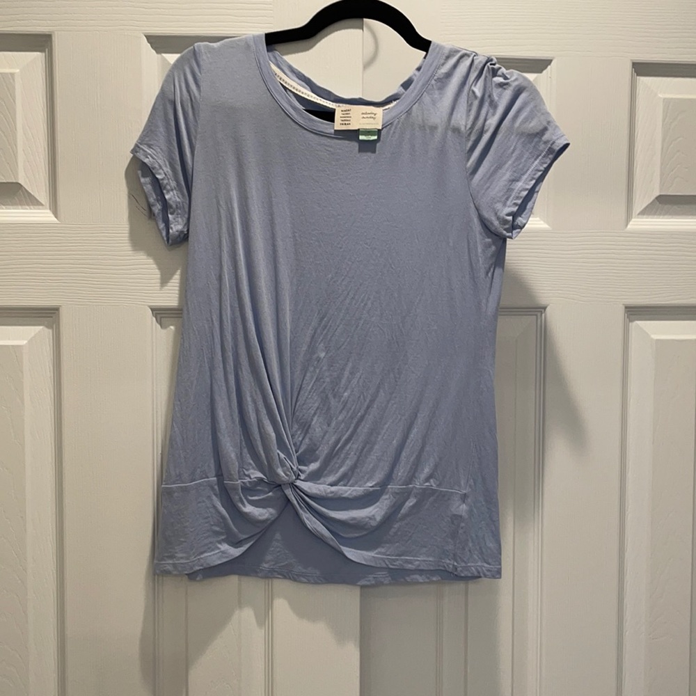 Blue T-shirt with knotted waist